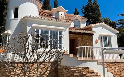 Vista exterior de Casa o xalet en venda en Benalmádena amb Aire condicionat, Terrassa i Piscina