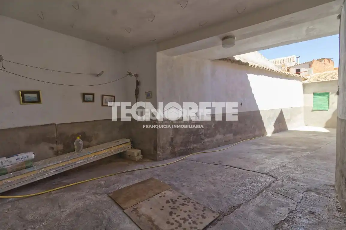 Casa adosada en venta en Consuegra con Jardín privado
