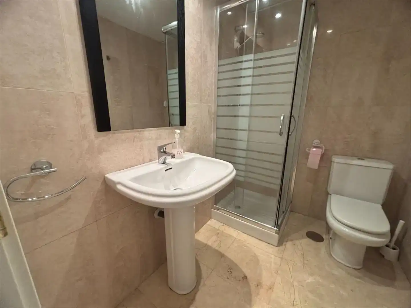 Badezimmer von Dachboden zur Miete in Estepona mit Klimaanlage und Balkon