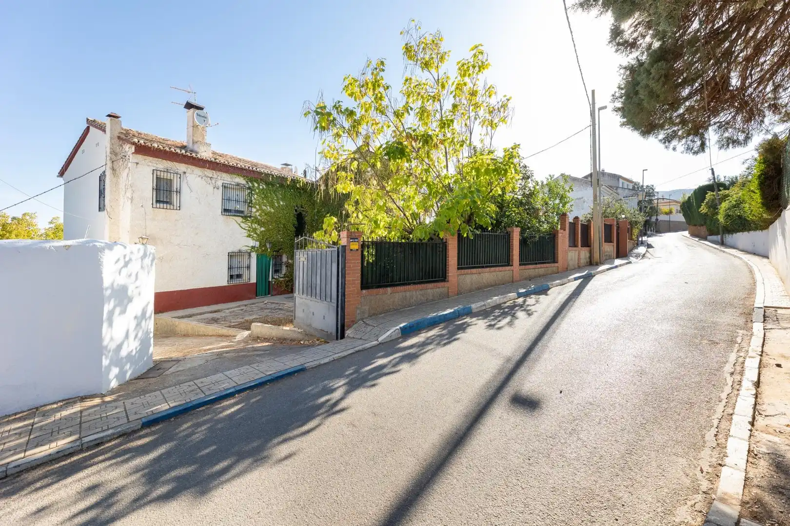 Chalet con piscina en venta en Calle de Emilio Muñoz, imagen 2