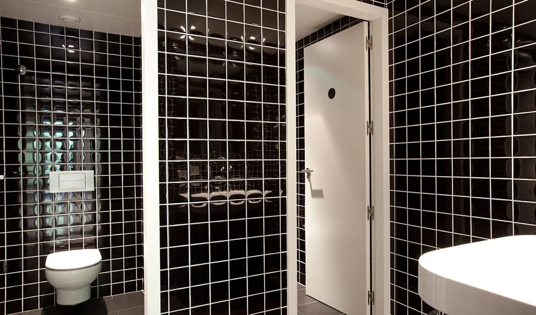 Badezimmer von Büro zur Miete in Barcelona mit Klimaanlage, Heizung und Terrasse
