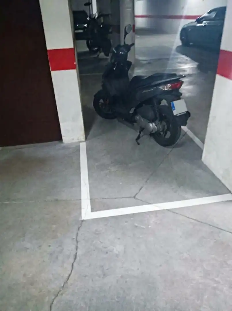 Moto amb ascensor de lloguer a Calle Cineasta Carlos Saura 5, imagen 4