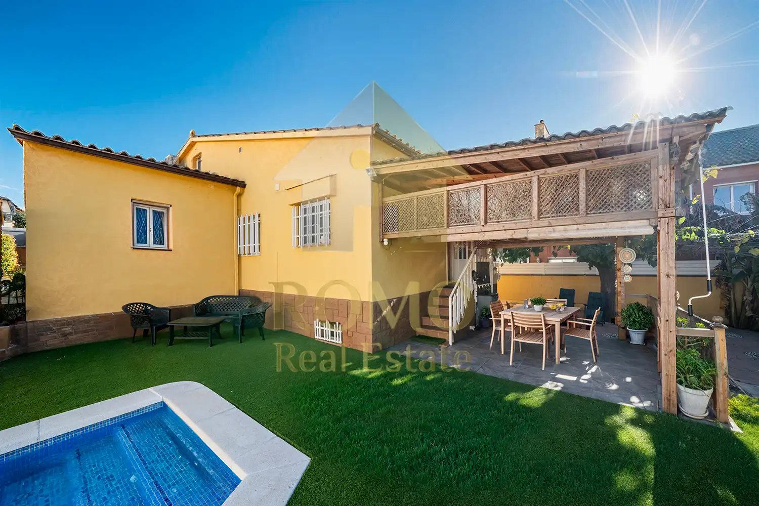 Vista exterior de Casa o xalet en venda en Santa Perpètua de Mogoda amb Calefacció, Jardí privat i Parquet