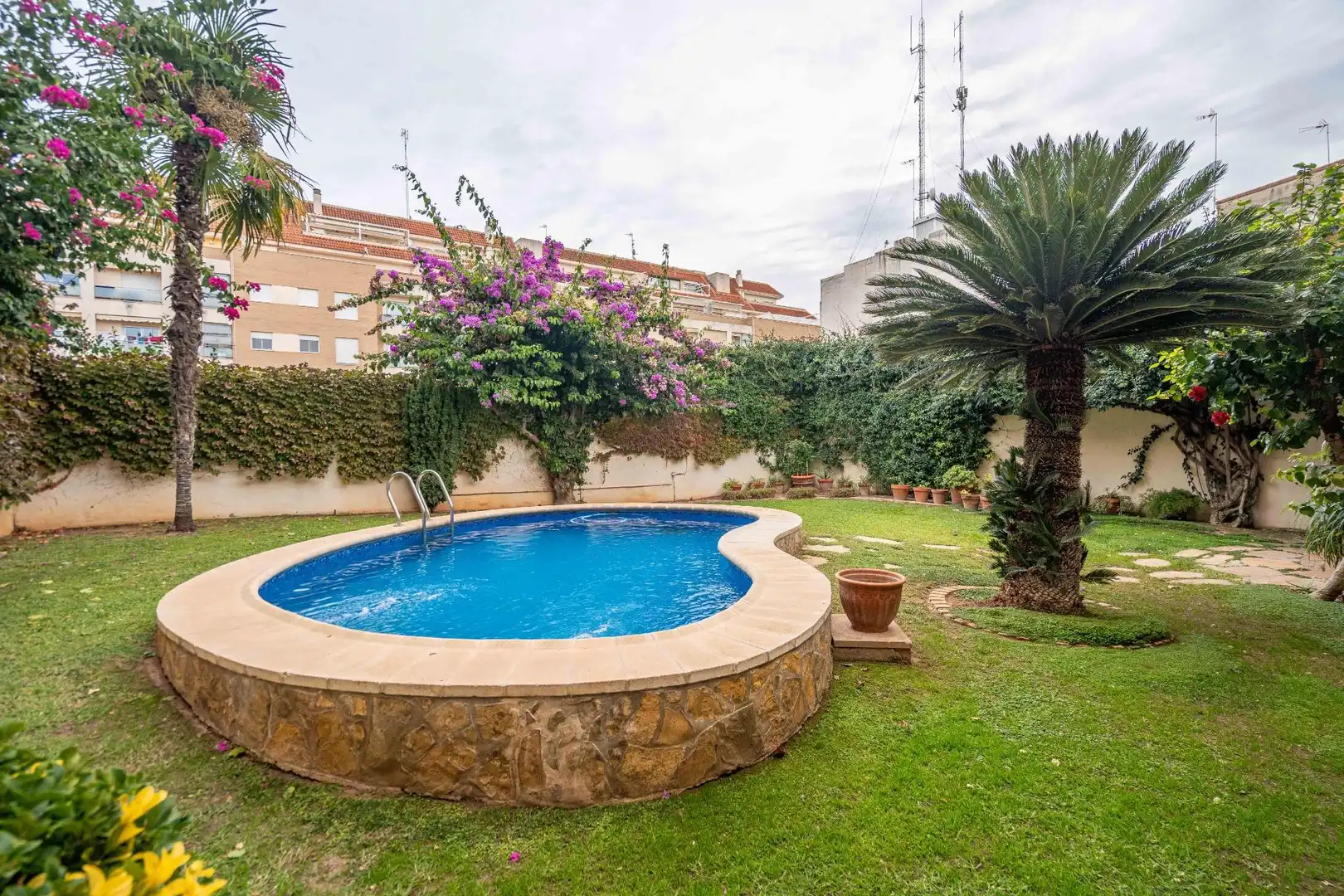 Piscina de Casa o xalet en venda en Canals amb Aire condicionat, Calefacció i Jardí privat