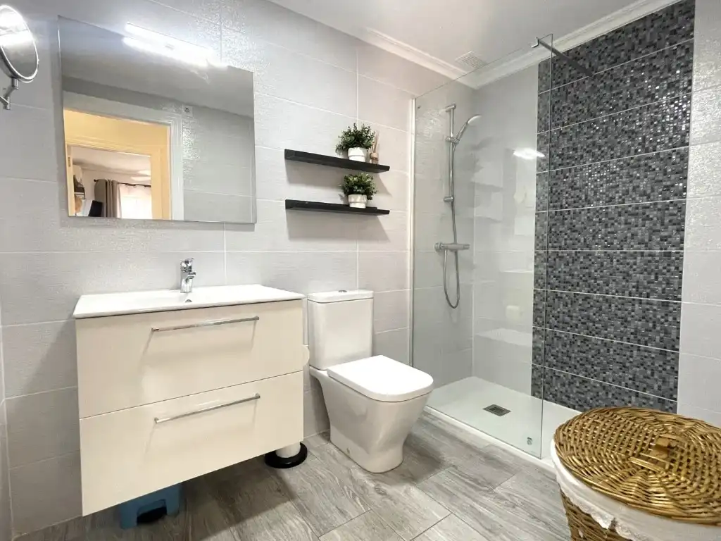 Baño de Apartamento en venta en Vera con Aire acondicionado, Terraza y Amueblado