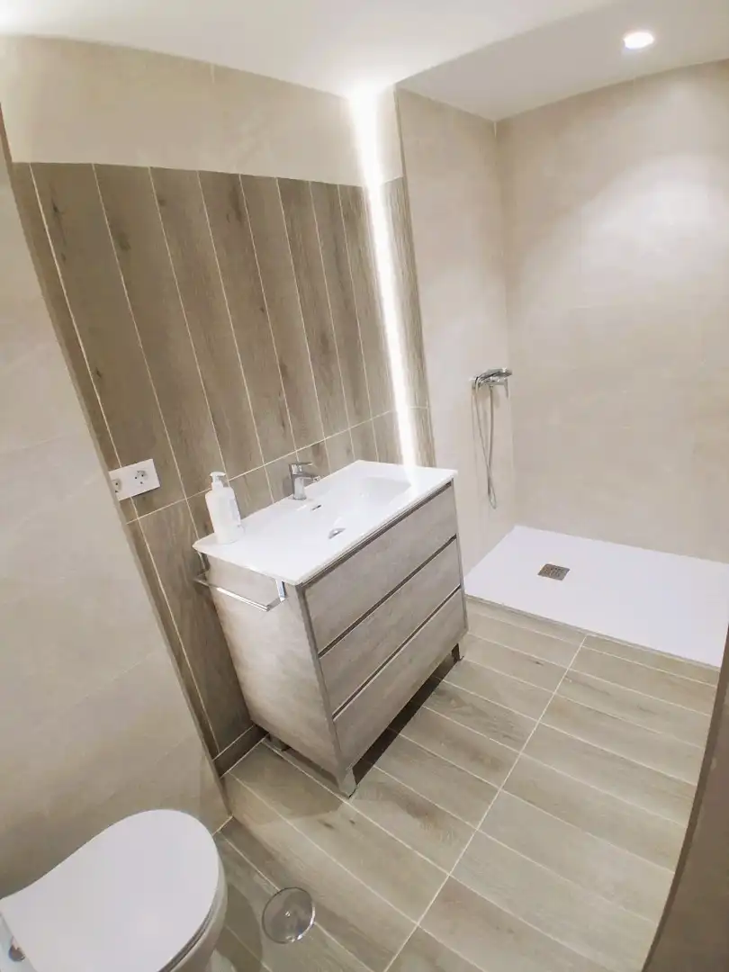 Badezimmer von Wohnung zur Miete in Granada mit Heizung, Möbliert und Ofen