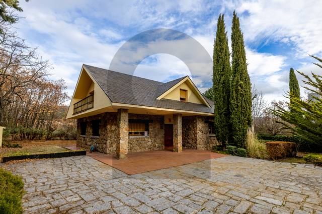 Casa-chalet en Venta en Avenida del Rosal en Navacerrada