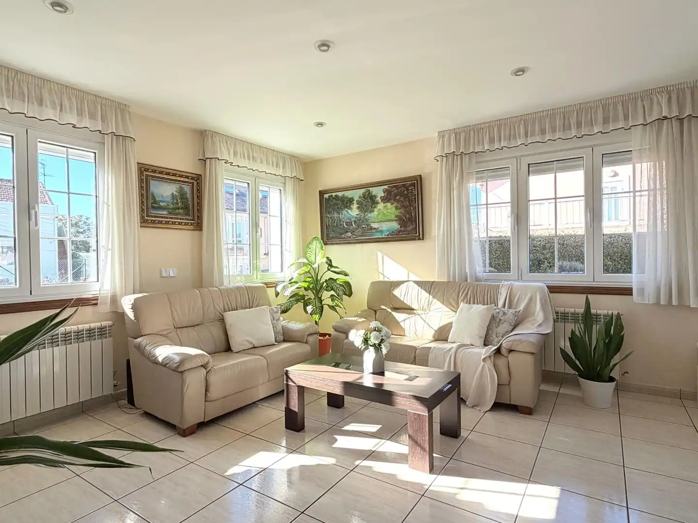 Sala d'estar de Casa o xalet en venda en Oleiros amb Calefacció, Jardí privat i Terrassa