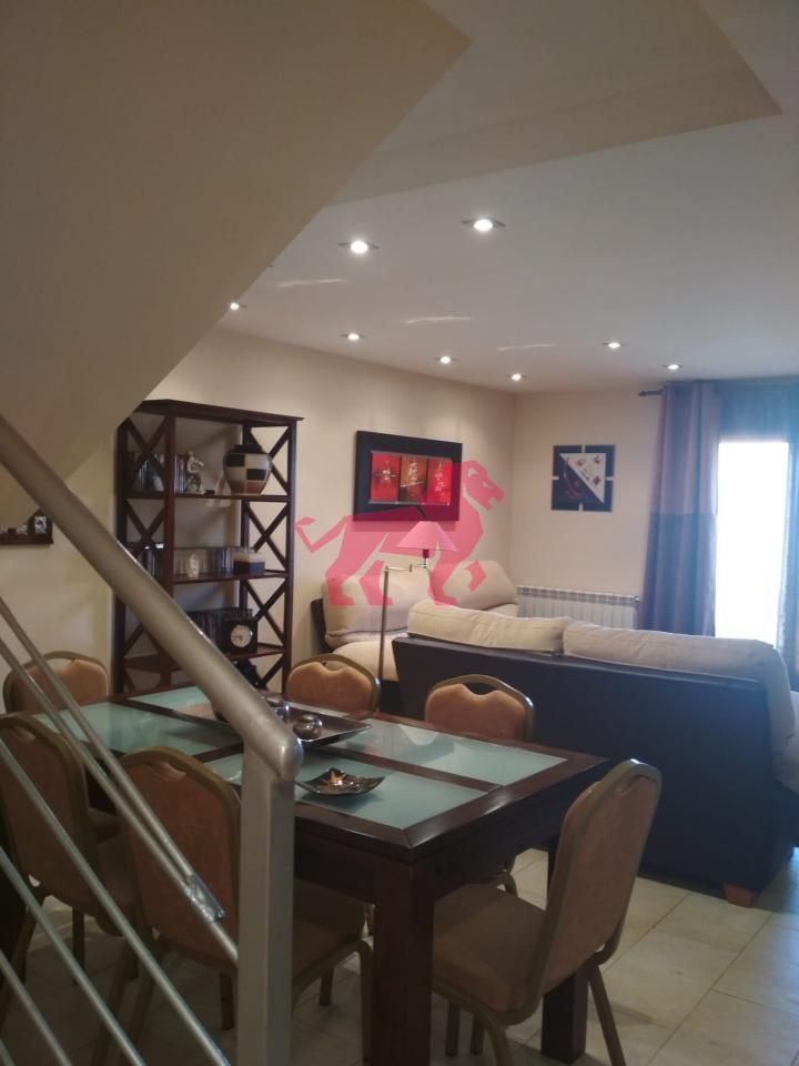 Sala d'estar de Casa adosada en venda en Chozas de Abajo amb Calefacció