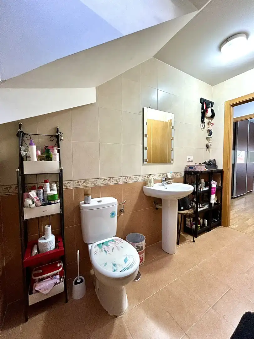 Badezimmer von Maisonette zum Verkauf in Valverde de la Virgen mit Klimaanlage und Heizung
