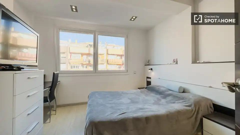 Bedroom of Flat for share in Barcelona  with Air Conditioner, Heating and Furnished