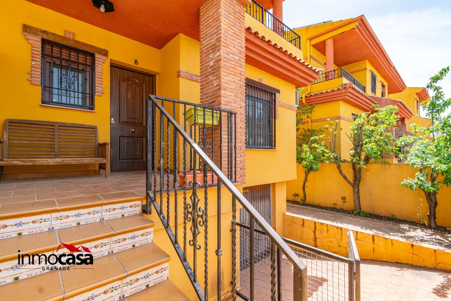 Vista exterior de Casa adosada en venda en Vegas del Genil amb Jardí privat, Terrassa i Piscina