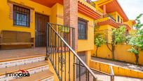 Vista exterior de Casa adosada en venda en Vegas del Genil amb Jardí privat, Parquet i Terrassa