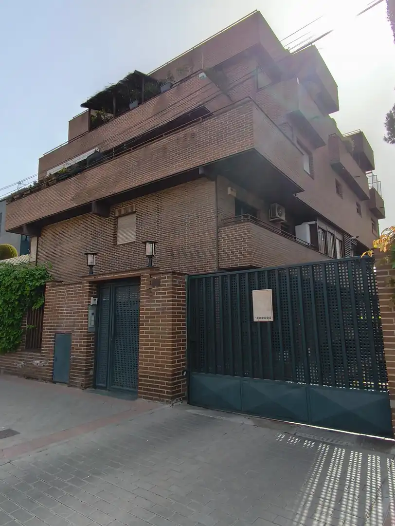Vista exterior de Estudi en venda en Madrid amb Calefacció, Jardí privat i Parquet