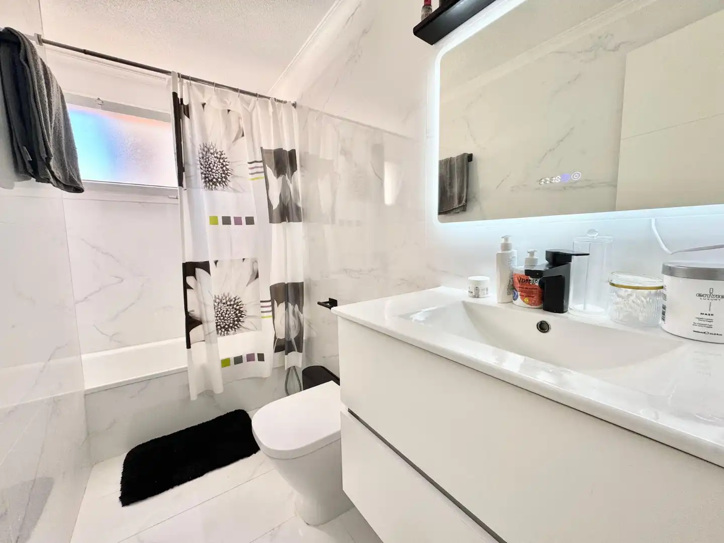 Bany de Apartament de lloguer en Torrevieja amb Aire condicionat, Piscina i Moblat