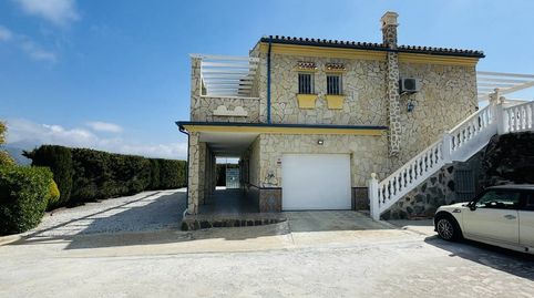 Espectacular villa en el campo de Torrox con piscina cubierta y vistas al mar
