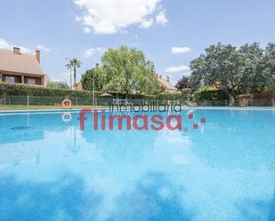 Piscina de Casa adosada en venda en Villaviciosa de Odón amb Calefacció, Jardí privat i Parquet