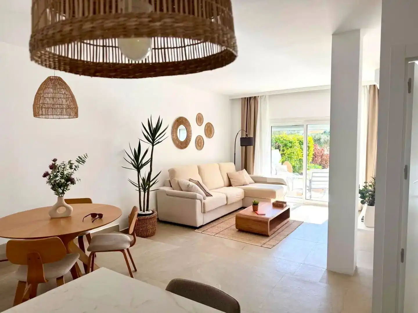 Sala de estar de Piso de alquiler en Marbella con Aire acondicionado, Jardín privado y Piscina