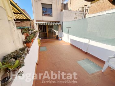 Casa amb balcó en venda a Carrer sant vicent
