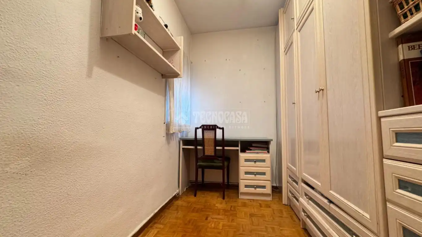 Dormitori de Pis en venda en Madrid amb Parquet, Terrassa i Moblat