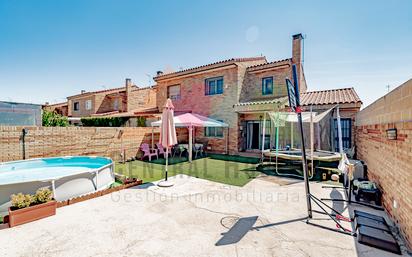 Jardí de Casa adosada en venda en Cedillo del Condado amb Calefacció, Jardí privat i Terrassa