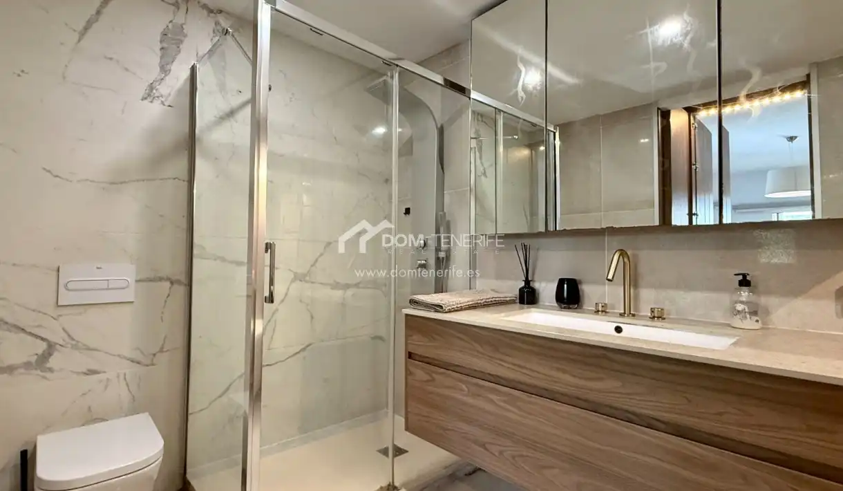 Baño de Piso en venta en Adeje con Terraza, Piscina y Amueblado