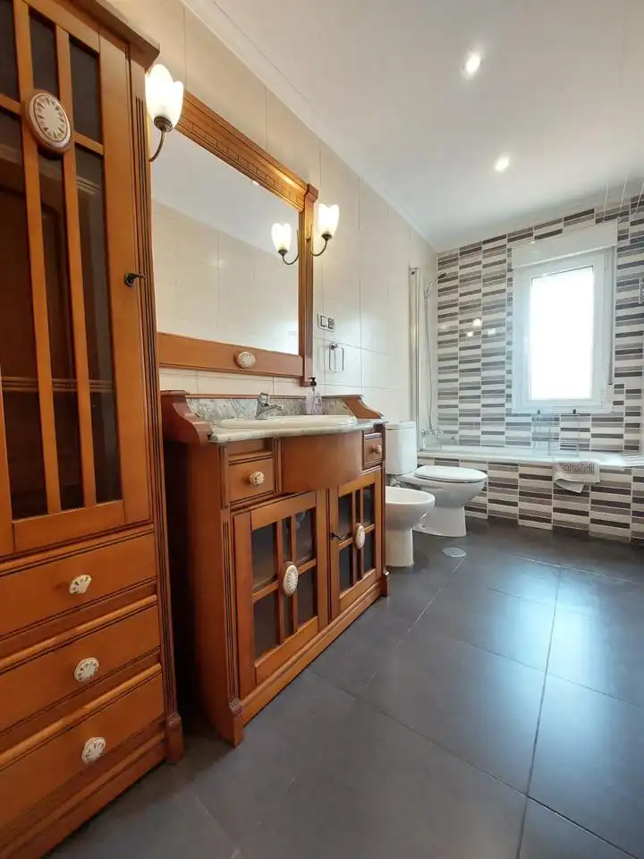 Baño de Piso de alquiler en Gijón  con Calefacción y Amueblado