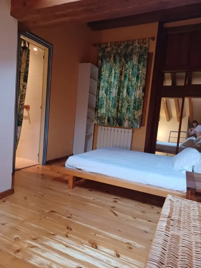 Dormitori de Pis de lloguer en  Pamplona / Iruña amb Calefacció, Parquet i Moblat