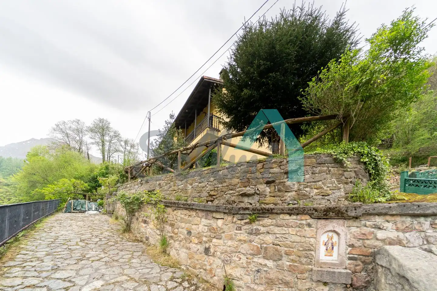 Vista exterior de Casa o chalet en venta en Quirós con Calefacción, Jardín privado y Terraza