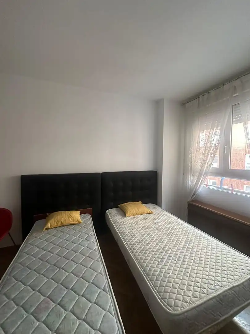 Habitación de Piso en venta en León Capital  con Calefacción, Terraza y TV