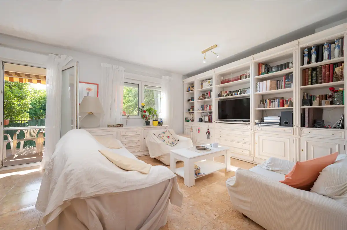 Sala de estar de Casa adosada en venta en Colmenar Viejo con Calefacción, Parquet y Terraza