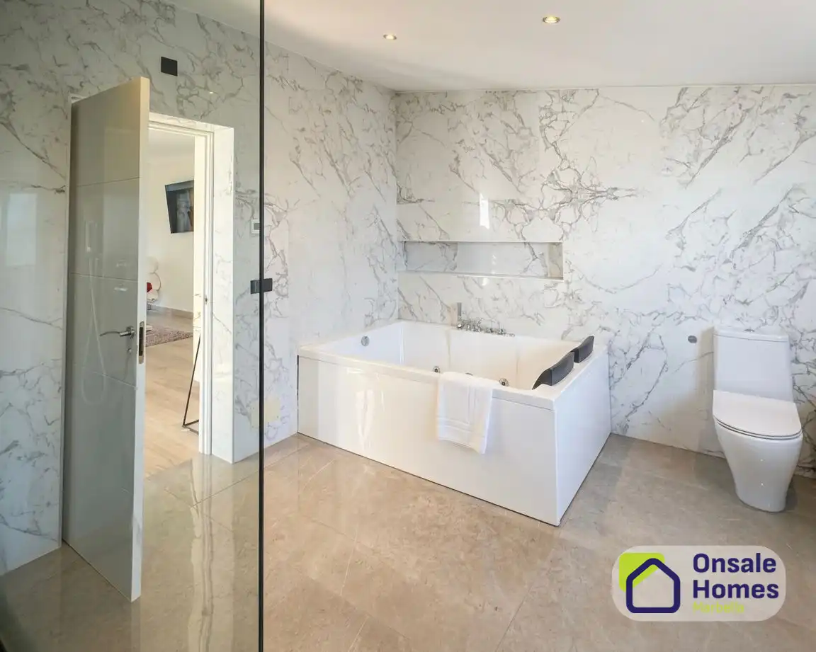 Bany de Casa o xalet de lloguer en Marbella amb Aire condicionat, Jardí privat i Terrassa