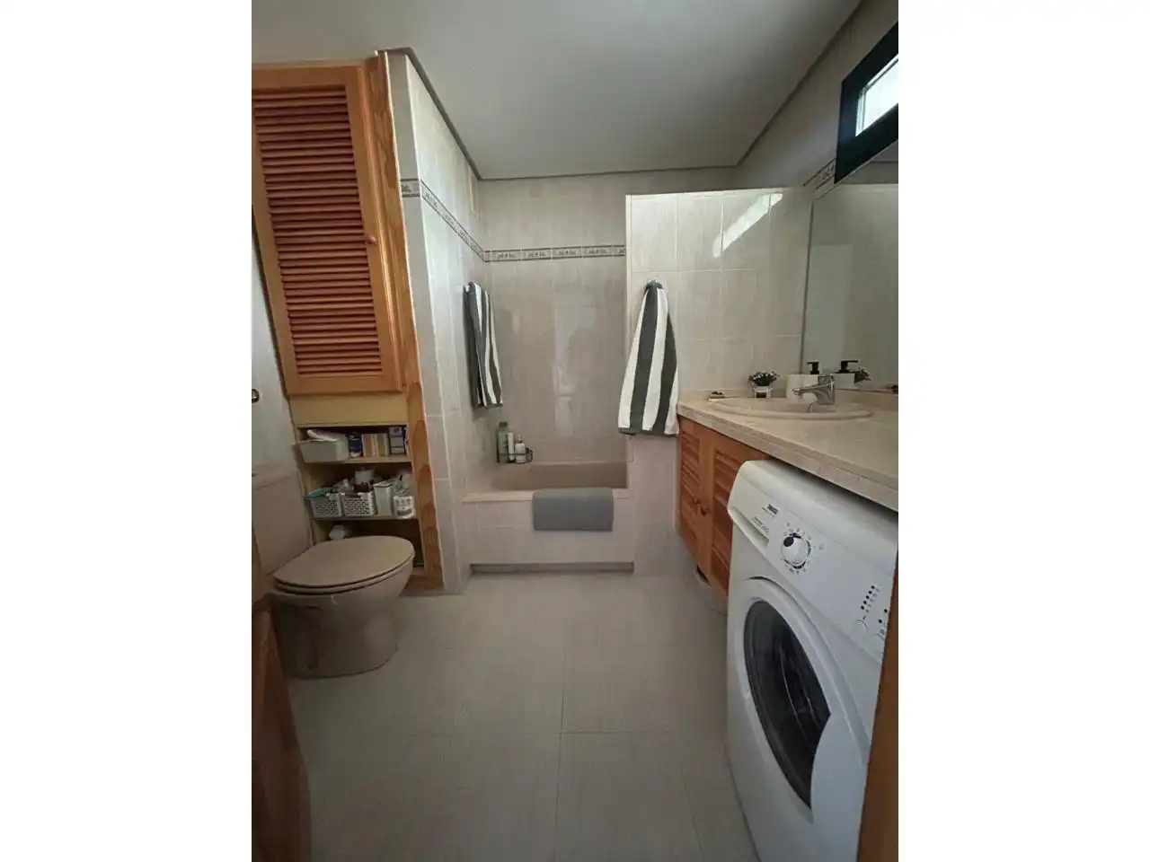 Baño de Apartamento de alquiler en Benalmádena con Aire acondicionado, Calefacción y Terraza