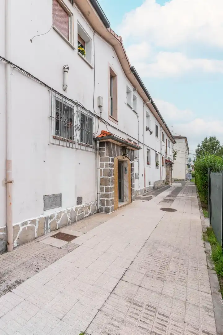 Planta baixa en venda a Calle de Grueros, 4, Roces