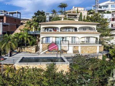 Villa con balcone in vendita a Calle Sella