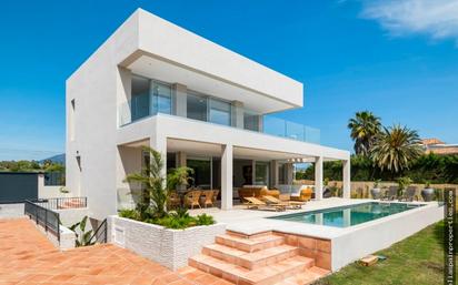 Vista exterior de Casa o xalet en venda en Marbella amb Terrassa, Piscina i Moblat