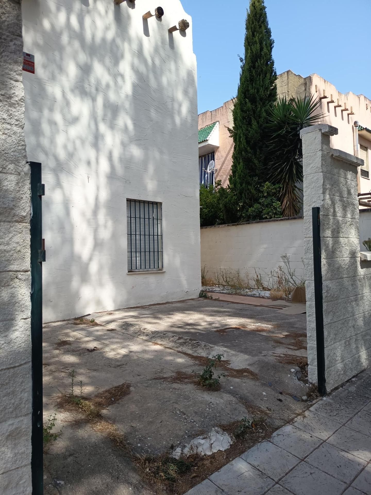 Exterior view of Single-family semi-detached for sale in Palomares del Río  with Private garden and Terrace