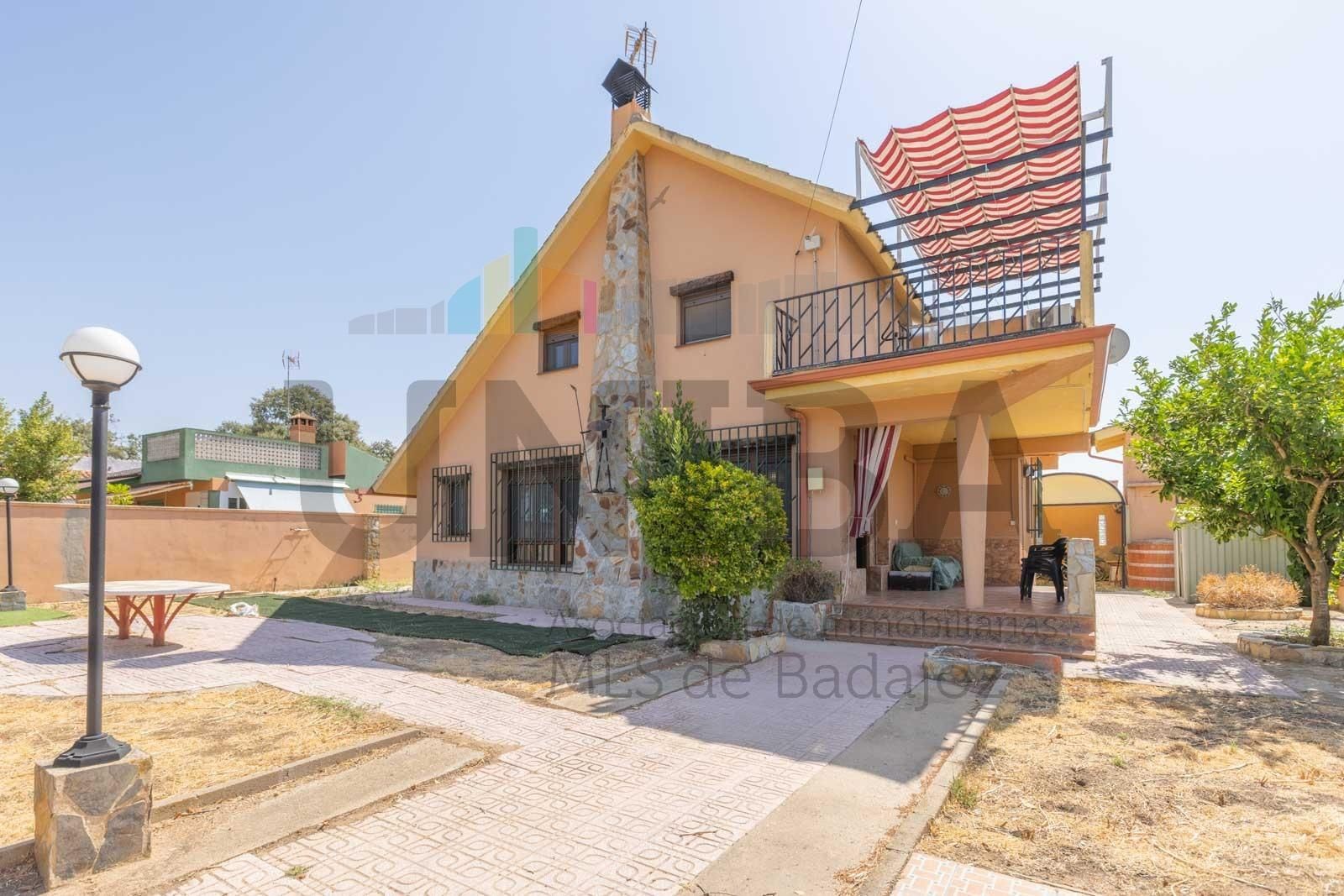 Vista exterior de Casa o xalet en venda en Badajoz Capital amb Aire condicionat, Jardí privat i Traster