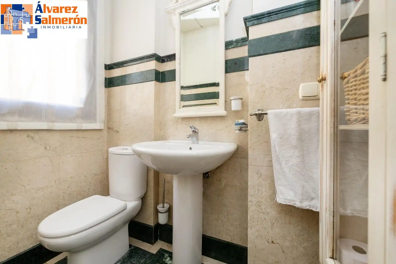 Baño de Casa adosada en venta en Granada con Aire acondicionado, Calefacción y Terraza