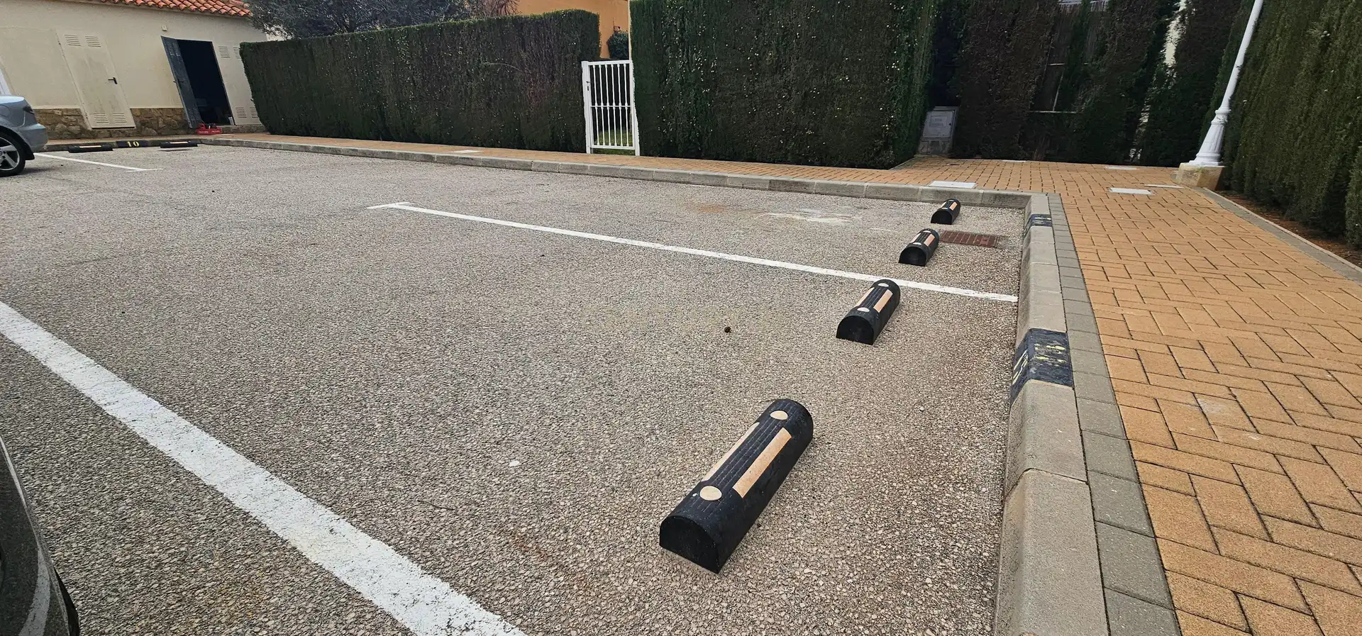 Parkplatz von Einfamilien-Reihenhaus zum Verkauf in Oliva mit Klimaanlage, Privatgarten und Ofen
