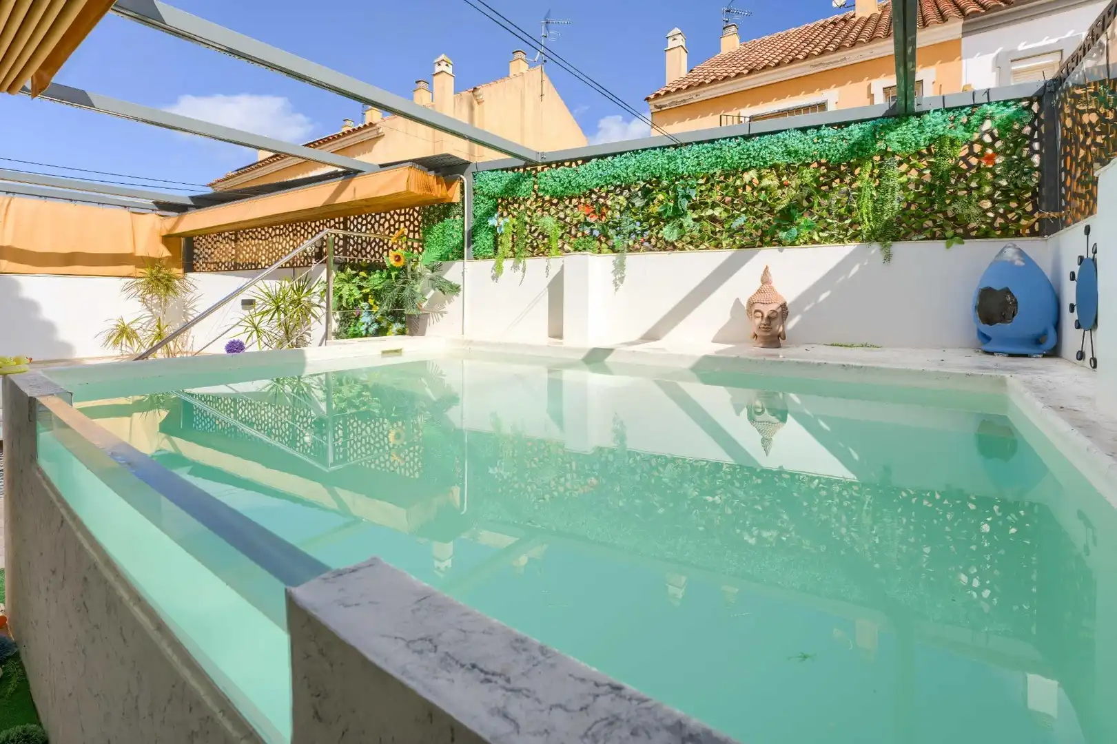 Schwimmbecken von Einfamilien-Reihenhaus zum Verkauf in Espartinas mit Klimaanlage, Heizung und Parkett