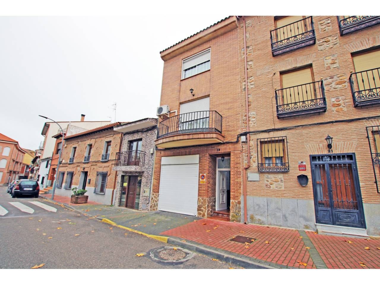 Vista exterior de Casa adosada en venda en Casarrubios del Monte amb Calefacció, Jardí privat i Piscina