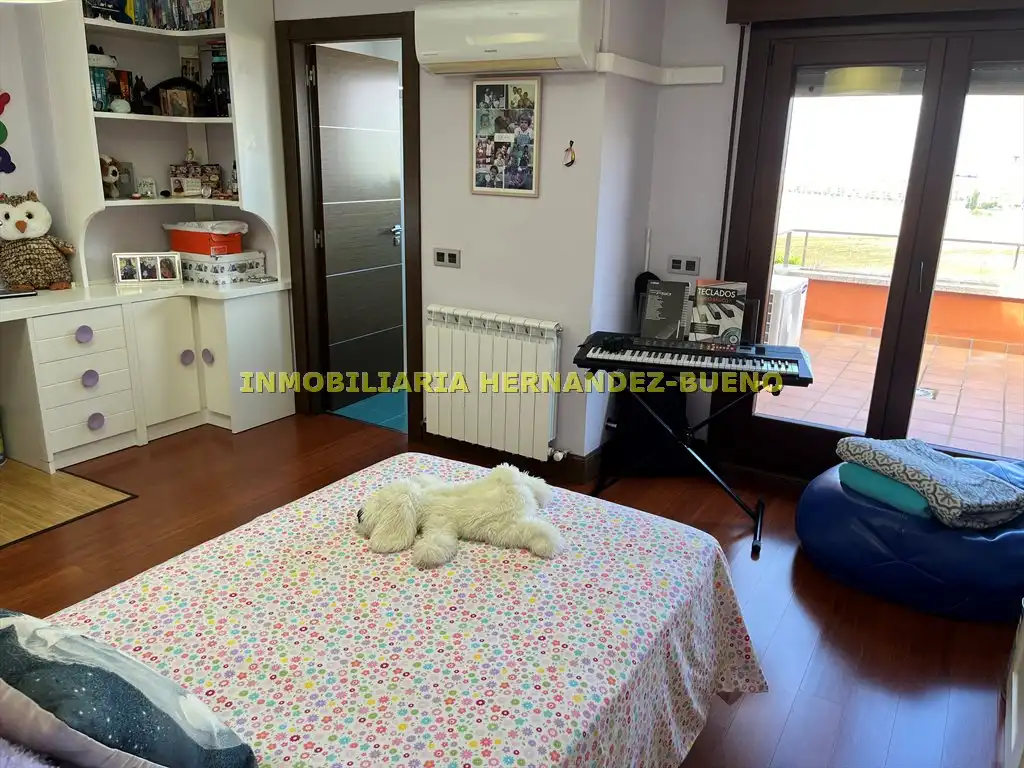 Habitación de Casa o chalet en venta en Carbajosa de la Sagrada con Aire acondicionado, Calefacción y Jardín privado