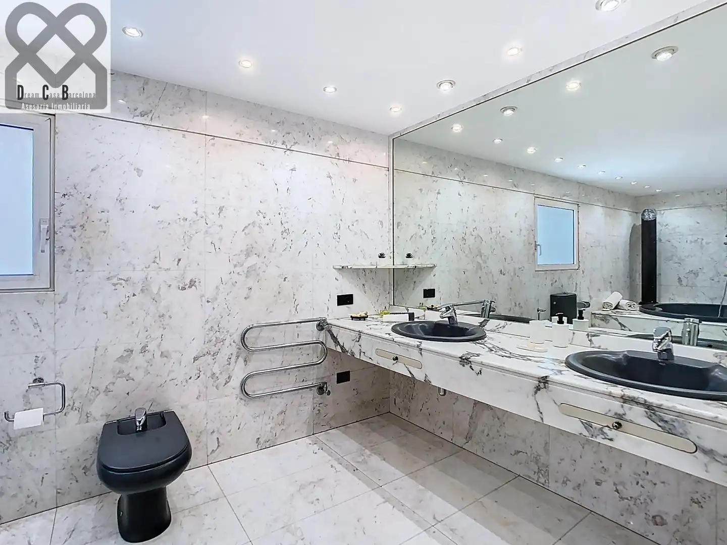 Badezimmer von Dachboden zum Verkauf in Barcelona mit Heizung und Terrasse