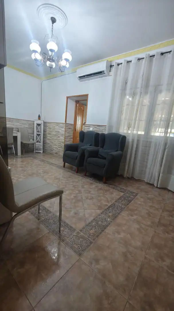 Sala d'estar de Casa adosada en venda en Roquetas de Mar amb Aire condicionat i Moblat