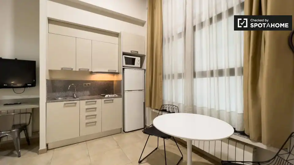 Küche von Wohnung zur Miete in  Barcelona Capital mit Klimaanlage, Heizung und Möbliert