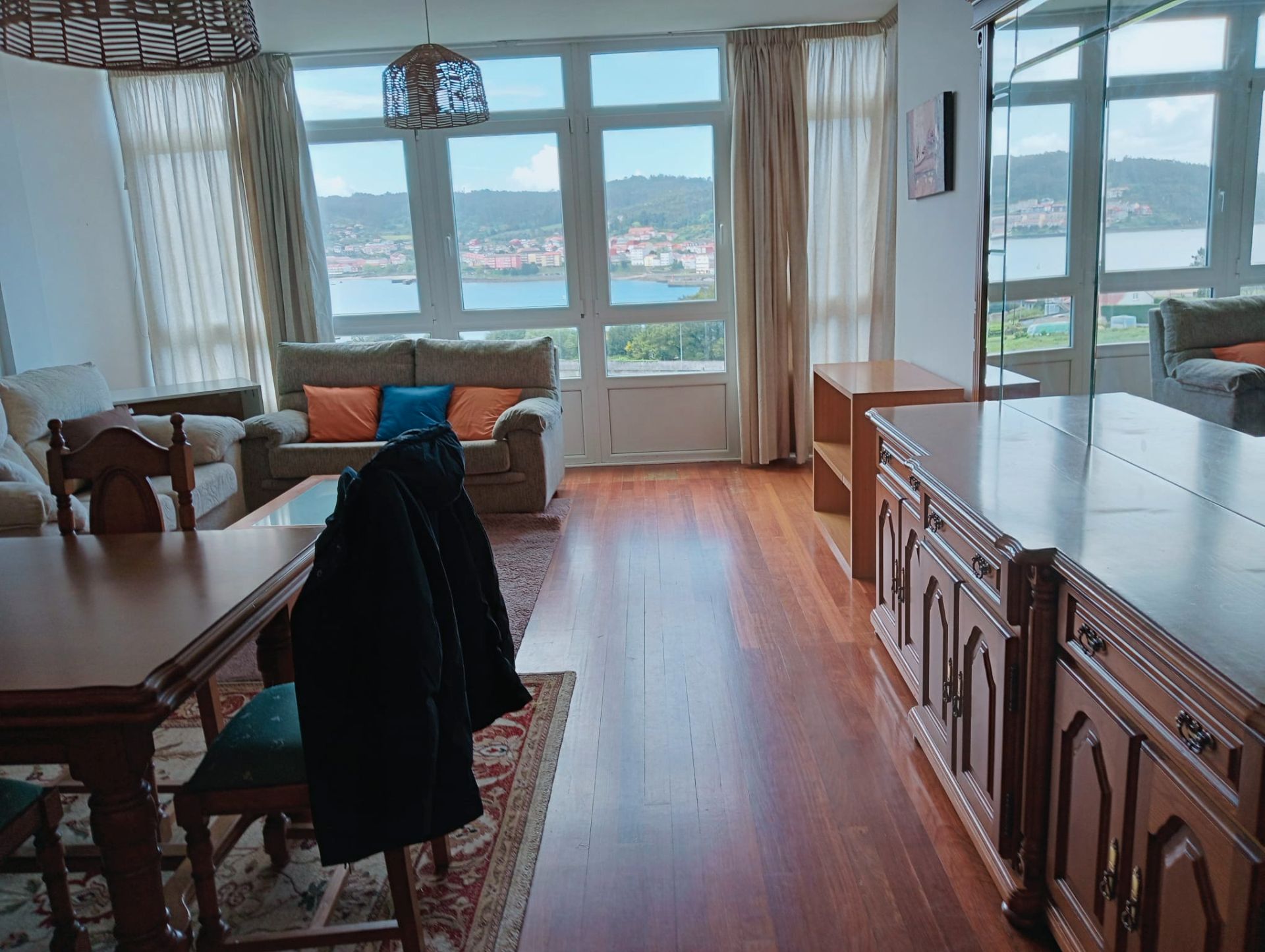 Sala d'estar de Pis en venda en Cee amb Parquet, Traster i Moblat