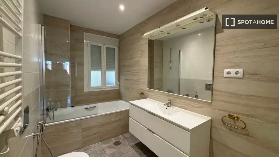 Baño de Piso para compartir en Madrid con Aire acondicionado, Calefacción y Amueblado