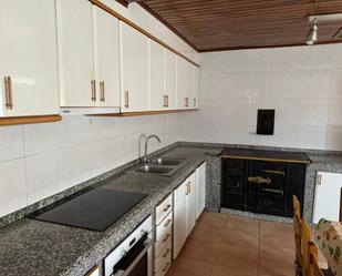 Cuina de Casa o xalet en venda en A Merca   amb Calefacció, Jardí privat i Moblat