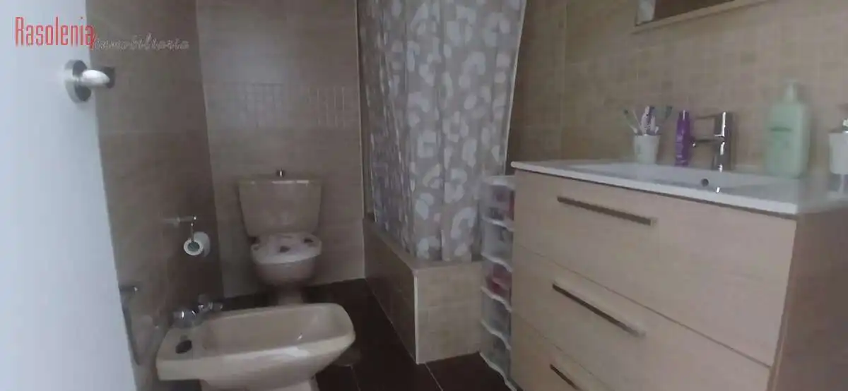 Baño de Piso en venta en Cambre  con Calefacción, Trastero y Amueblado